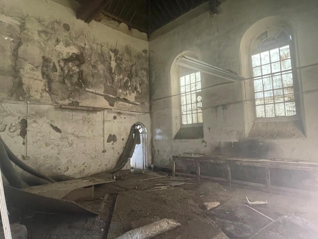 Lot: 32 - FORMER ENGINE HOUSE WITH POTENTIAL ON GENEROUS SIZED PLOT - General photo showing interior of building